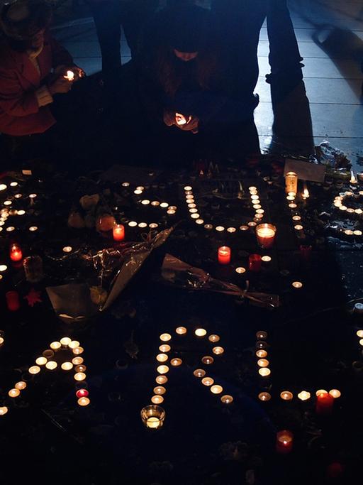 Tausende Menschen haben sich erneut in Paris versammelt, um der Opfer des Anschlags auf das Satiremagazin "Charlie Hebdo" zu gedenken.