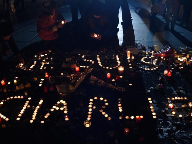 Tausende Menschen haben sich erneut in Paris versammelt, um der Opfer des Anschlags auf das Satiremagazin "Charlie Hebdo" zu gedenken.