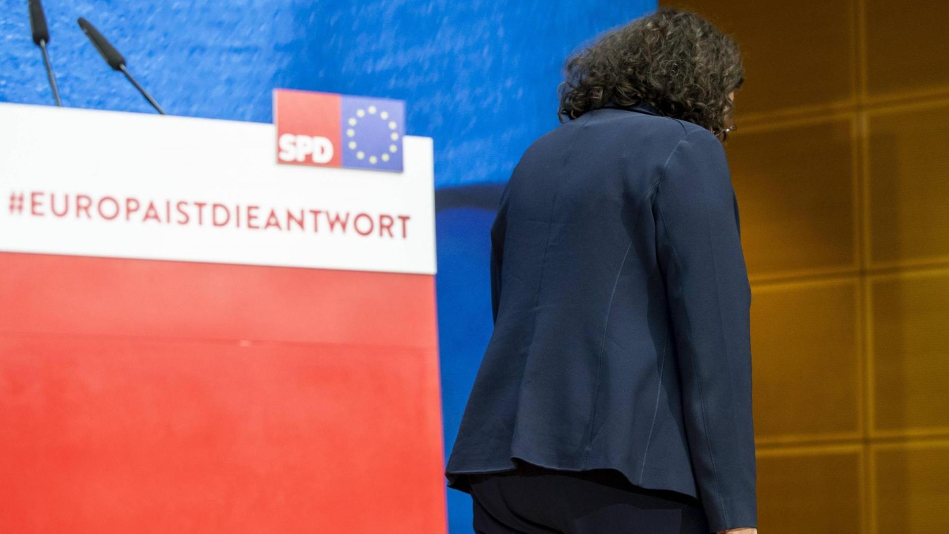 Andrea Nahles geht mit hängendem Kopf vom Podium einer Pressekonferenz. Sie ist von hinten fotografiert. Andrea Nahles geht mit hängendem Kopf vom Podium einer Pressekonferenz. Sie ist von hinten fotografiert.