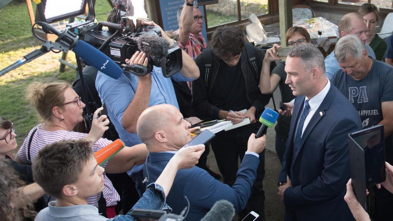Sachsen, Görlitz: Sebastian Wippel (Bildmitte), AfD-Landtagsabgeordneter und Oberbürgermeisterkandidat für Görlitz, beantwortet während einer Wahlparty seiner Partei die Fragen der Journalisten. Die rund 46.000 Wahlberechtigten in der östlichsten Stadt Deutschlands sind am gleichen Tag erneut zur Abstimmung über einen neuen Oberbürgermeister aufgerufen. Sachsen, Görlitz: Sebastian Wippel (Bildmitte), AfD-Landtagsabgeordneter und Oberbürgermeisterkandidat für Görlitz, beantwortet während einer Wahlparty seiner Partei die Fragen der Journalisten. Die rund 46.000 Wahlberechtigten in der östlichsten Stadt Deutschlands sind am gleichen Tag erneut zur Abstimmung über einen neuen Oberbürgermeister aufgerufen.
