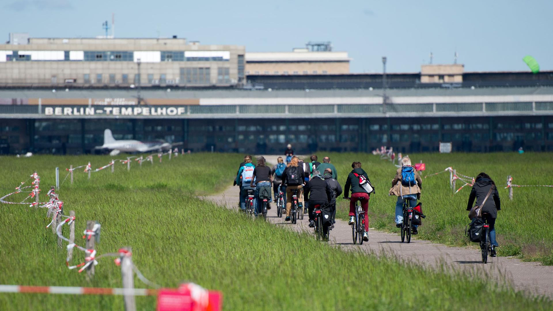 Fahrradfahrer sind am 16.05.2014 auf dem Tempelhofer Feld in Berlin unterwegs.