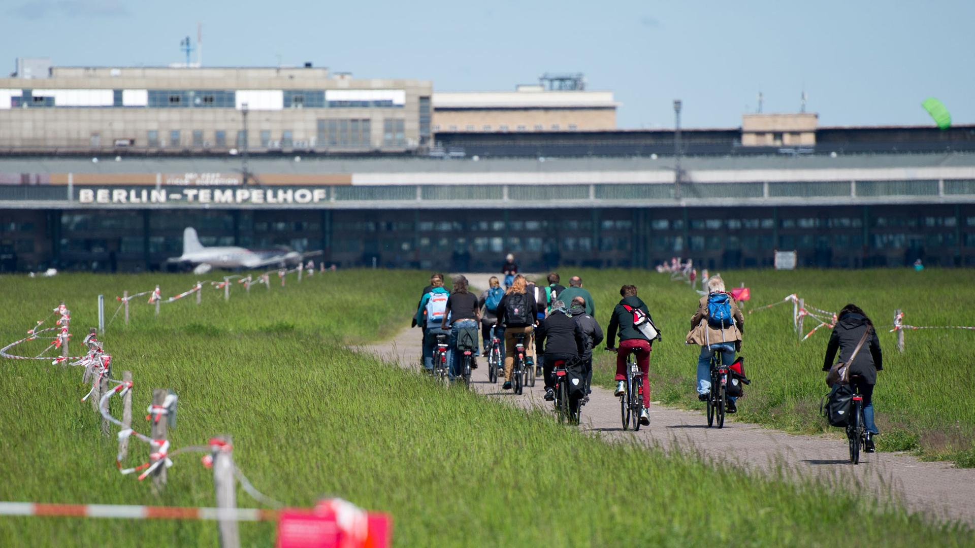 Fahrradfahrer sind am 16.05.2014 auf dem Tempelhofer Feld in Berlin unterwegs. Fahrradfahrer sind am 16.05.2014 auf dem Tempelhofer Feld in Berlin unterwegs.