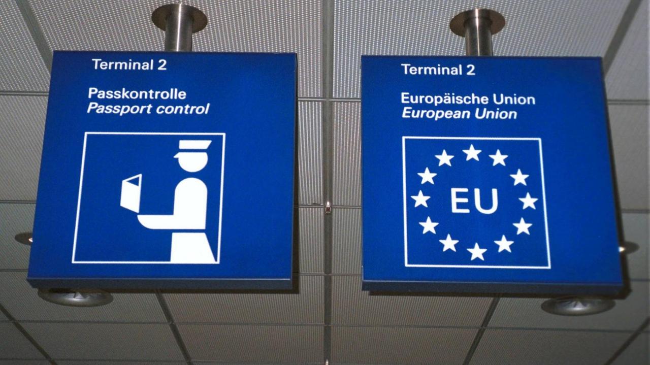 Schilder mit der Aufschrift "Passkontrolle" und "Europäische Union" am Flughafen Frankfurt am Main.