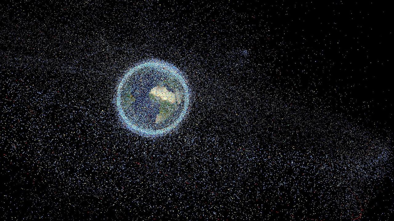 Die künstlerische Darstellung zeigt die rund 750.000 Objekte mit einer Größe von mindestens einem Zentimeter Durchmesser, die Simulationen zufolge durchs All fliegen. Kaputte Satelliten, verlorenes Werkzeug, Trümmer oder Teile von alten Raketen – das ist Weltraum-Müll. Die künstlerische Darstellung zeigt die rund 750.000 Objekte mit einer Größe von mindestens einem Zentimeter Durchmesser, die Simulationen zufolge durchs All fliegen. Kaputte Satelliten, verlorenes Werkzeug, Trümmer oder Teile von alten Raketen – das ist Weltraum-Müll.