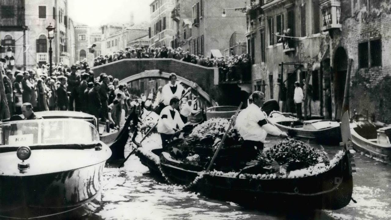 Wenn die Gondeln Trauer tragen: Am 15. April 1971 wurde Igor Strawinskys Sarg zur venezianischen Toteninsel San Michele gefahren und dort beigesetzt Wenn die Gondeln Trauer tragen: Am 15. April 1971 wurde Igor Strawinskys Sarg zur venezianischen Toteninsel San Michele gefahren und dort beigesetzt
