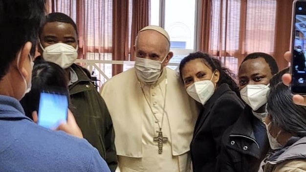 Papst Franziskus (M) besucht am Karfreitag Bedürftige und Gesundheitspersonal im Corona-Impfzentrum des Vatikans. 