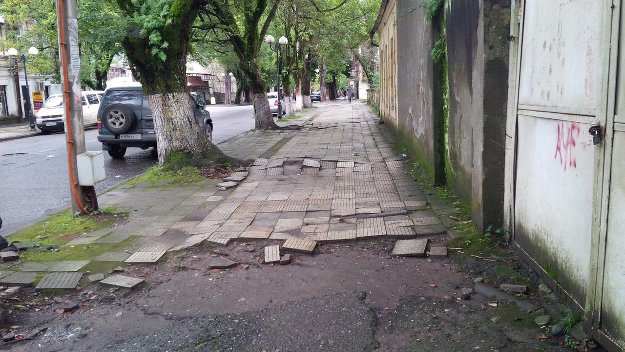 Eine Straße im Zentrum der Hauptstadt Suchumi in Abchasien 2015. Eine Straße im Zentrum der Hauptstadt Suchumi in Abchasien 2015.