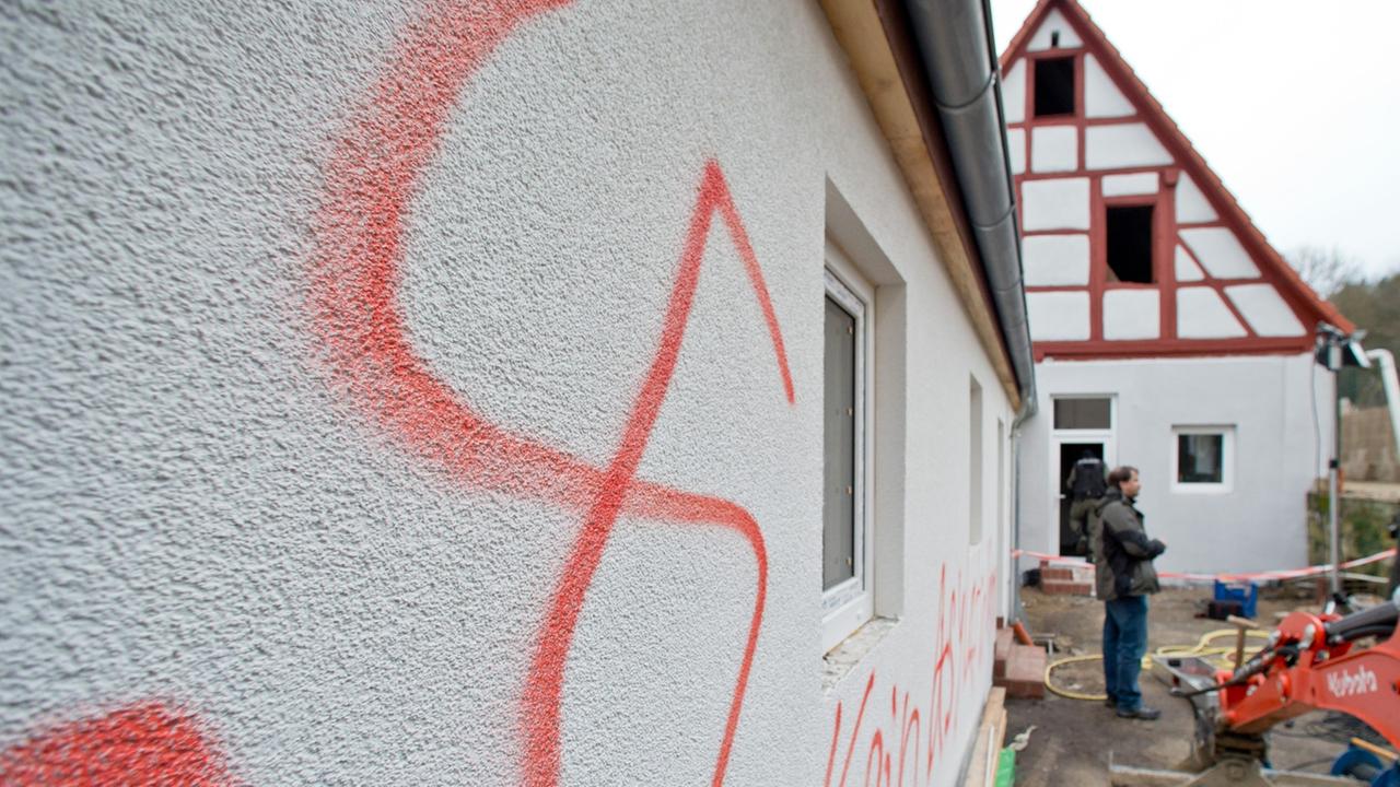 Ein Hakenkreuz ist an einer Hauswand in Vorra zu sehen. Ein Hakenkreuz ist an einer Hauswand in Vorra zu sehen.
