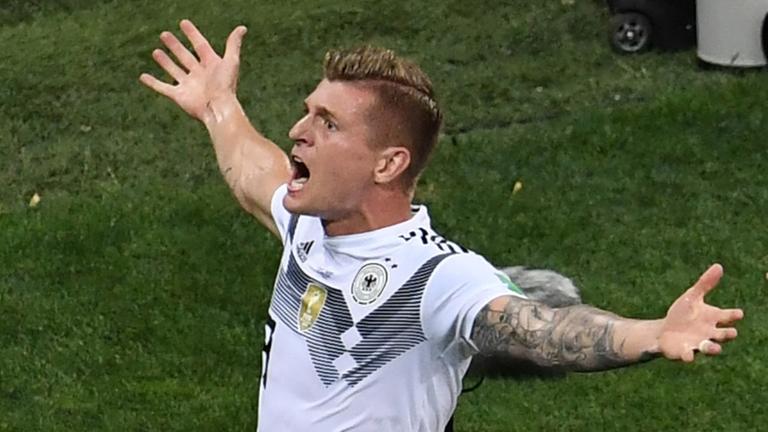 Toni Kroos schießt in der Nachspielzeit das 2:1 für Deutschland und wendet damit das Vorrundenaus ab. Toni Kroos schießt in der Nachspielzeit das 2:1 für Deutschland und wendet damit das Vorrundenaus ab.