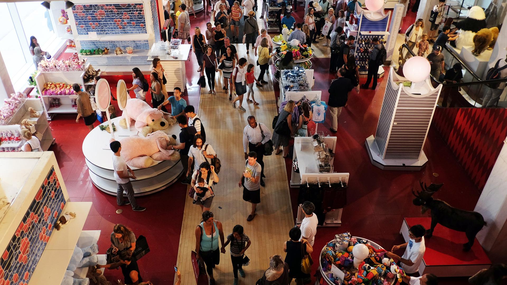Letzter Öffnungstag des legendären Spielzeugladen FAO Schwarz in New York am 15. Juli 2015. Der Laden wurde vor 153 Jahren von dem deutschen Einwanderer Frederick August Otto Schwarz gegründet, zuletzt gehörte er der Kette Toys R Us. Letzter Öffnungstag des legendären Spielzeugladen FAO Schwarz in New York am 15. Juli 2015. Der Laden wurde vor 153 Jahren von dem deutschen Einwanderer Frederick August Otto Schwarz gegründet, zuletzt gehörte er der Kette Toys R Us.