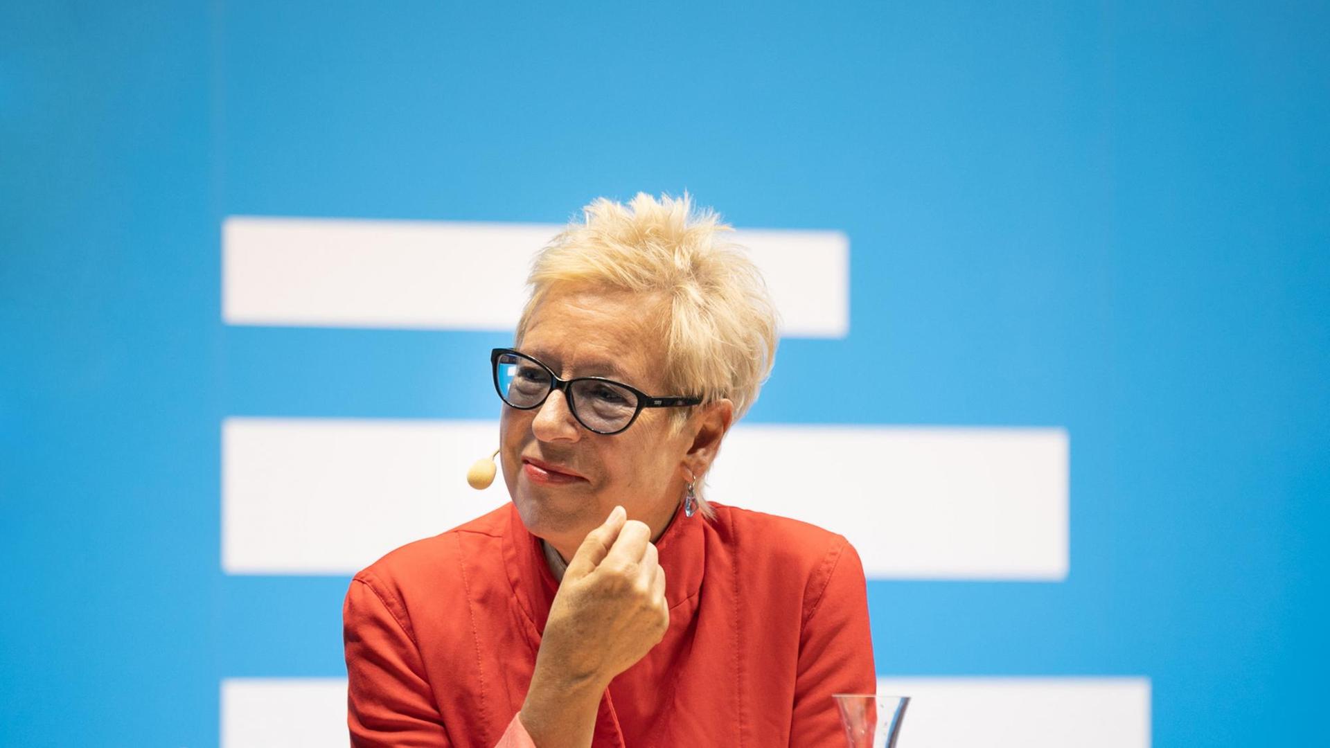 Doris Dörrie steht mit Mikro am Messestand von Deutschlandfunk und Deutschlandfunk Kultur. Doris Dörrie steht mit Mikro am Messestand von Deutschlandfunk und Deutschlandfunk Kultur.