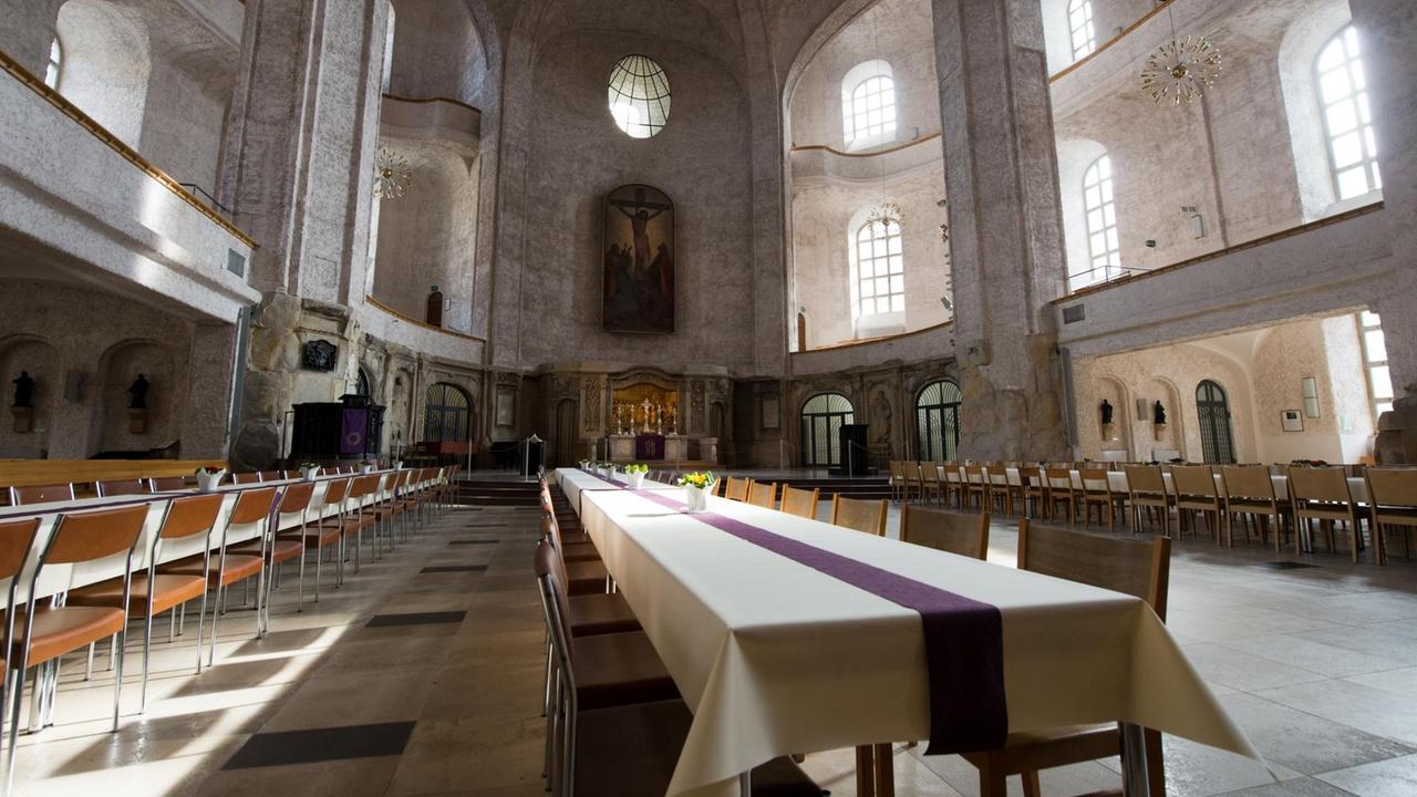 Tische und Stühle stehen im Kirchenschiff der Ev.-Luth. Kreuzkirche in Dresden: Vom 21. bis 28. Februar 2016 fand im Rahmen der Feierlichkeiten zum 800. Jubiläum von Kreuzkirche, Kreuzchor und Kreuzgymnasium, eine Tafelwoche in der Kirche statt. In dieser Zeit waren Menschen unabhängig ihrer sozialen Herkunft eingeladen, an einer großen Tafel Platz zu nehmen und Gastfreundschaft zu erleben. Tische und Stühle stehen im Kirchenschiff der Ev.-Luth. Kreuzkirche in Dresden: Vom 21. bis 28. Februar 2016 fand im Rahmen der Feierlichkeiten zum 800. Jubiläum von Kreuzkirche, Kreuzchor und Kreuzgymnasium, eine Tafelwoche in der Kirche statt. In dieser Zeit waren Menschen unabhängig ihrer sozialen Herkunft eingeladen, an einer großen Tafel Platz zu nehmen und Gastfreundschaft zu erleben.