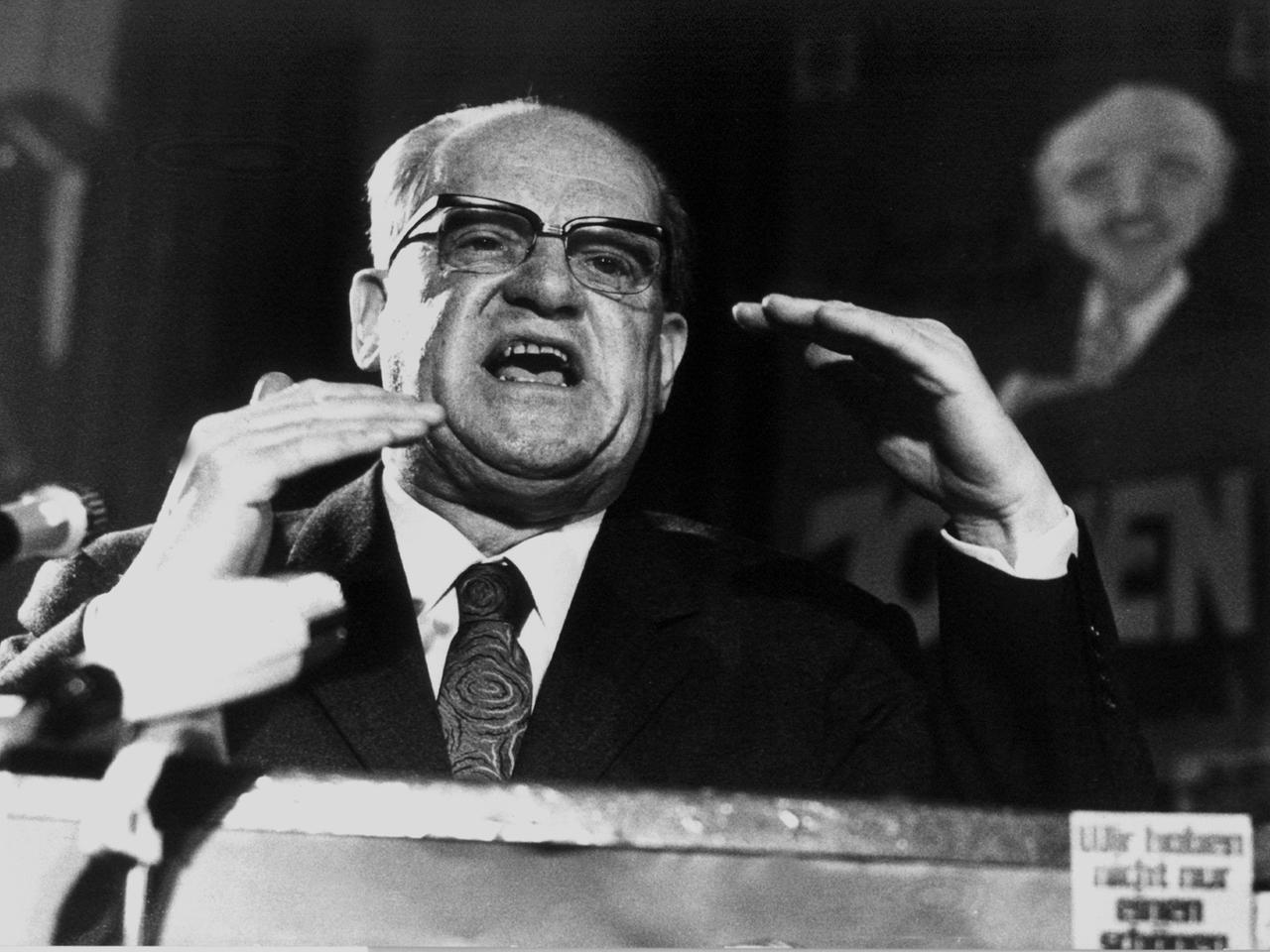 Der Bundestagsfraktionsvorsitzende Herbert Wehner spricht am 16.04.1971 auf der SPD-Wahlkampfveranstaltung für die bevorstehenden Landtagswahlen im schleswig-holsteinischen Neumünster. Der Bundestagsfraktionsvorsitzende Herbert Wehner spricht am 16.04.1971 auf der SPD-Wahlkampfveranstaltung für die bevorstehenden Landtagswahlen im schleswig-holsteinischen Neumünster.