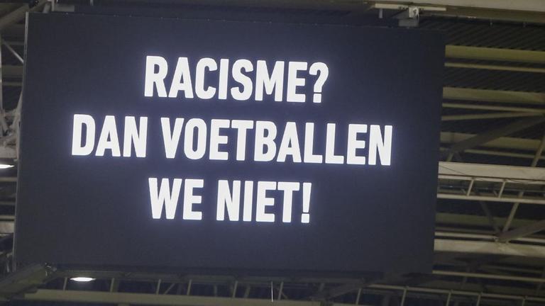 "Rassismus? Dann spielen wir kein Fußball", steht auf einer Anzeigetafel in Utrecht. "Rassismus? Dann spielen wir kein Fußball", steht auf einer Anzeigetafel in Utrecht.