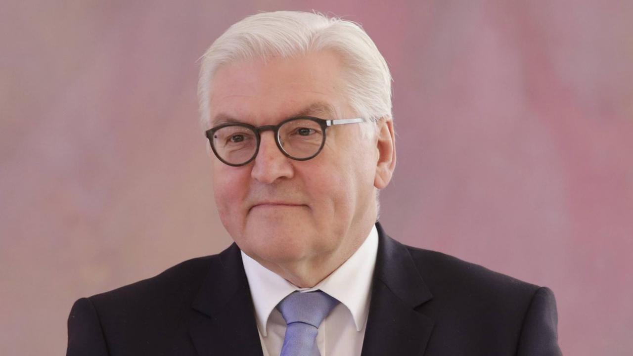 Frank-Walter Steinmeier (SPD) im Schloss Bellevue - bei seiner Entlassung als Bundesaußenminister. Jetzt will er als Bundespräsident dort einziehen. Frank-Walter Steinmeier (SPD) im Schloss Bellevue - bei seiner Entlassung als Bundesaußenminister. Jetzt will er als Bundespräsident dort einziehen.