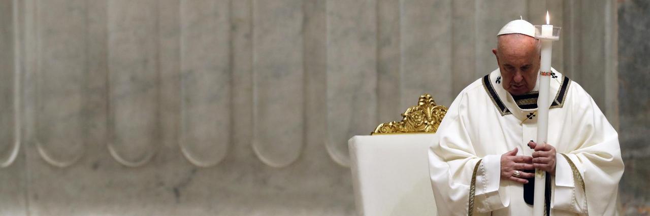 Papst Franziskus leitet eine feierliche Osternacht im Petersdom und trägt die Osterkerze.