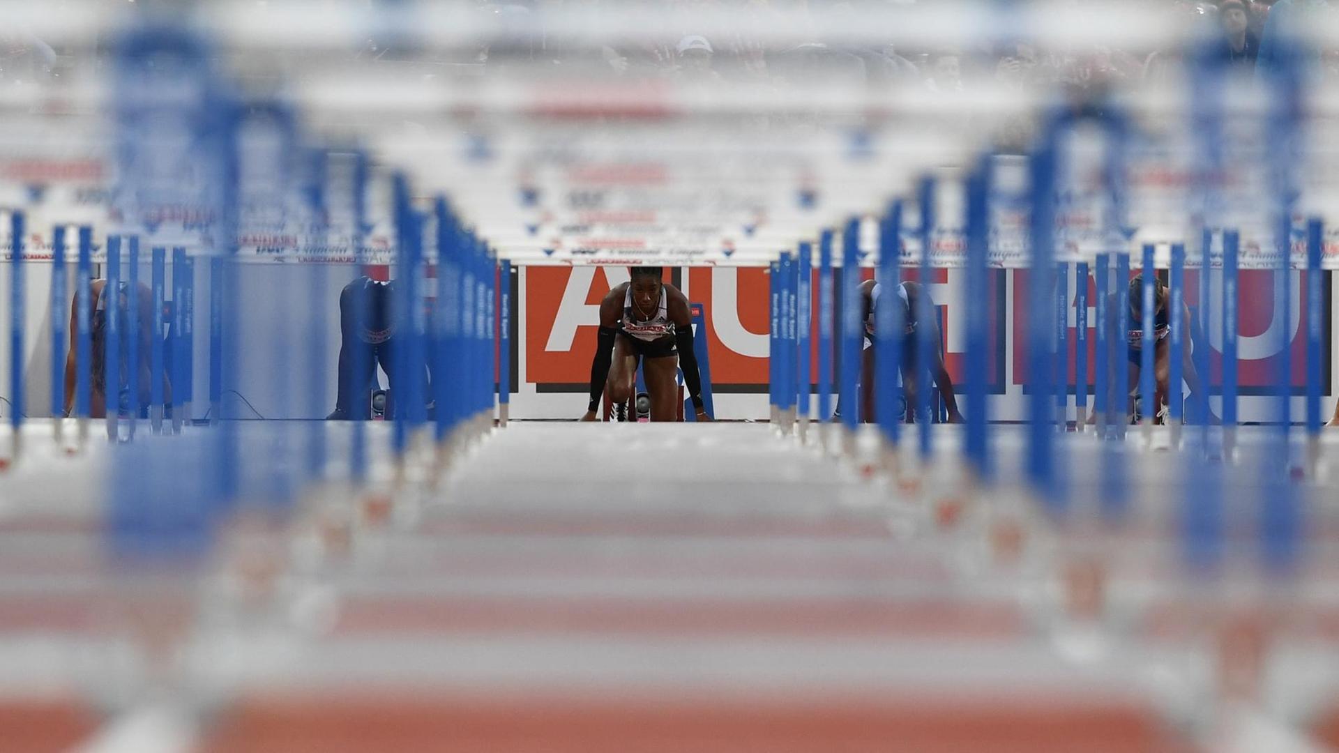 Hürdenläuferin vor dem Start bei einem Diamond-League-Meeting in der Leichtathletik Hürdenläuferin vor dem Start bei einem Diamond-League-Meeting in der Leichtathletik