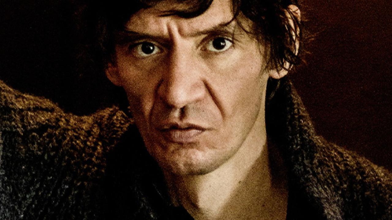 Ein Porträt des Autor Peter Buwalda vor dunklem Hintergrund. Ein Porträt des Autor Peter Buwalda vor dunklem Hintergrund.