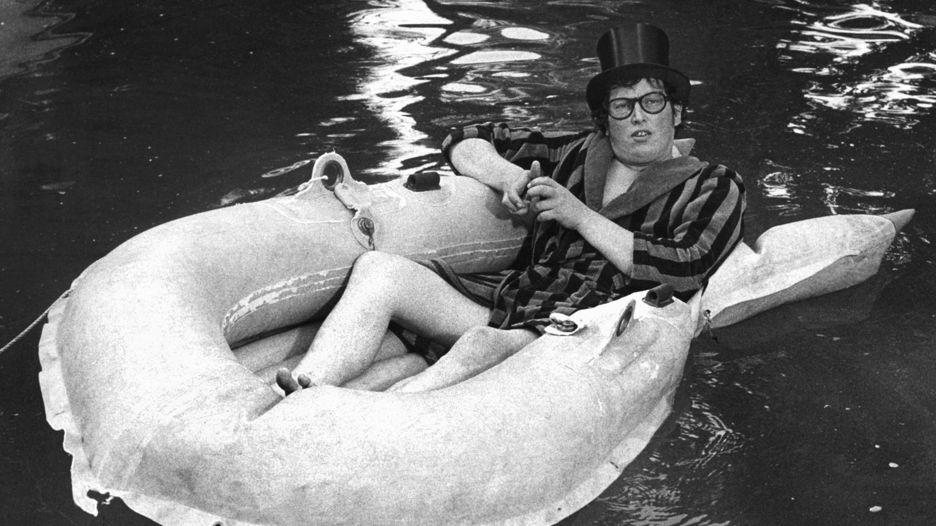 Der deutsche Filmregisseur und Schauspieler Ulrich Schamoni in einer Szene seines Films "Chapeau Claque" (1974), in dem er einen Zylinderhut-Fabrikanten spielt, der seine Tage am liebsten faulenzend im Swimmingpool seiner Berliner Grunewald-Villa verbringt.