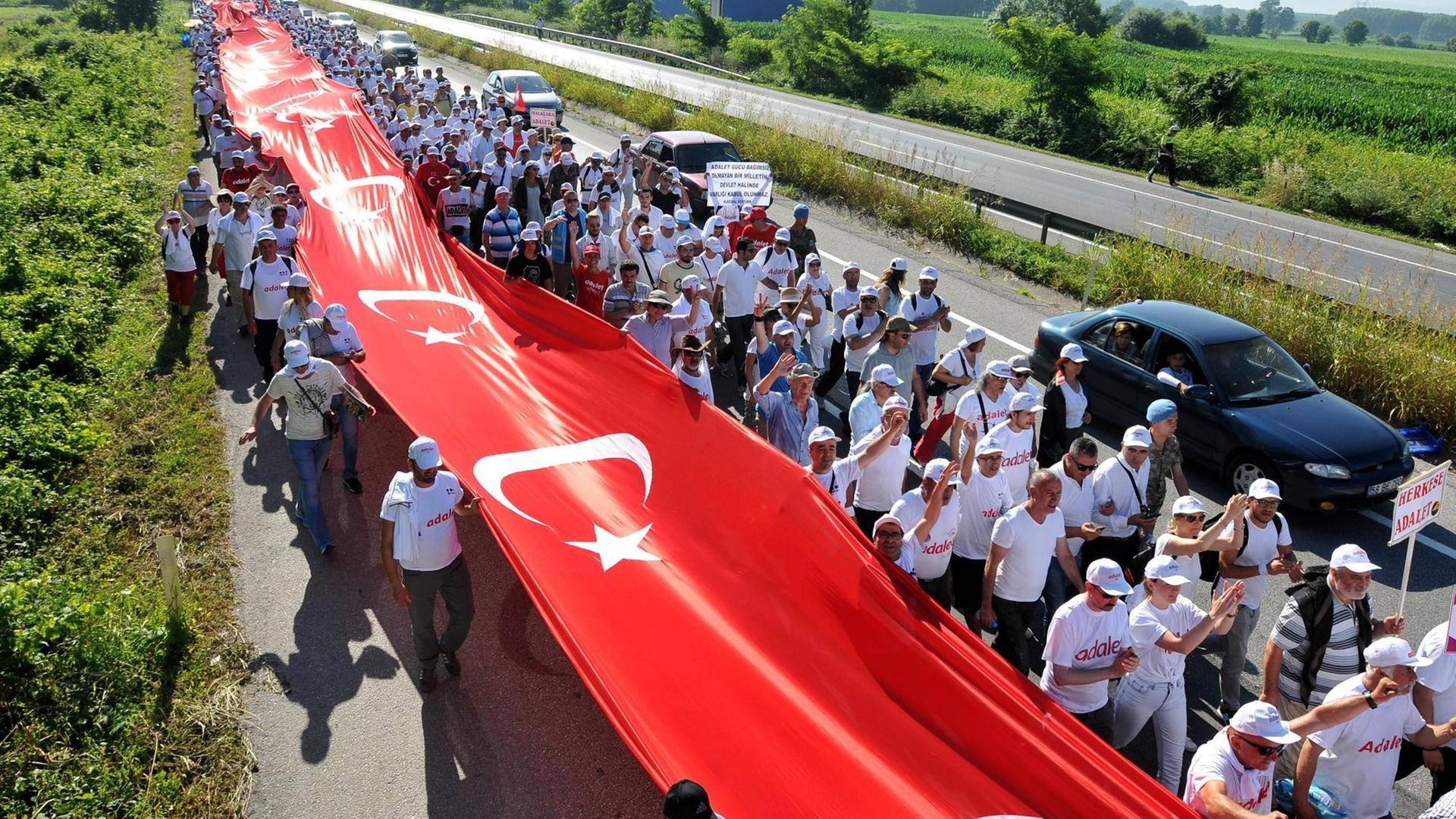 Eine 1.100 Meter lange türkische Flagge wird während des "Marschs für Gerechtigkeit" entrollt. Der Führer der oppositionellen Republikanischen Volkspartei (CHP), Kemal Kilicdaroglu, wird dabei begleitet von mehreren Tausend Demonstranten auf dem Weg von Ankara nach Istanbul. Eine 1.100 Meter lange türkische Flagge wird während des "Marschs für Gerechtigkeit" entrollt. Der Führer der oppositionellen Republikanischen Volkspartei (CHP), Kemal Kilicdaroglu, wird dabei begleitet von mehreren Tausend Demonstranten auf dem Weg von Ankara nach Istanbul.