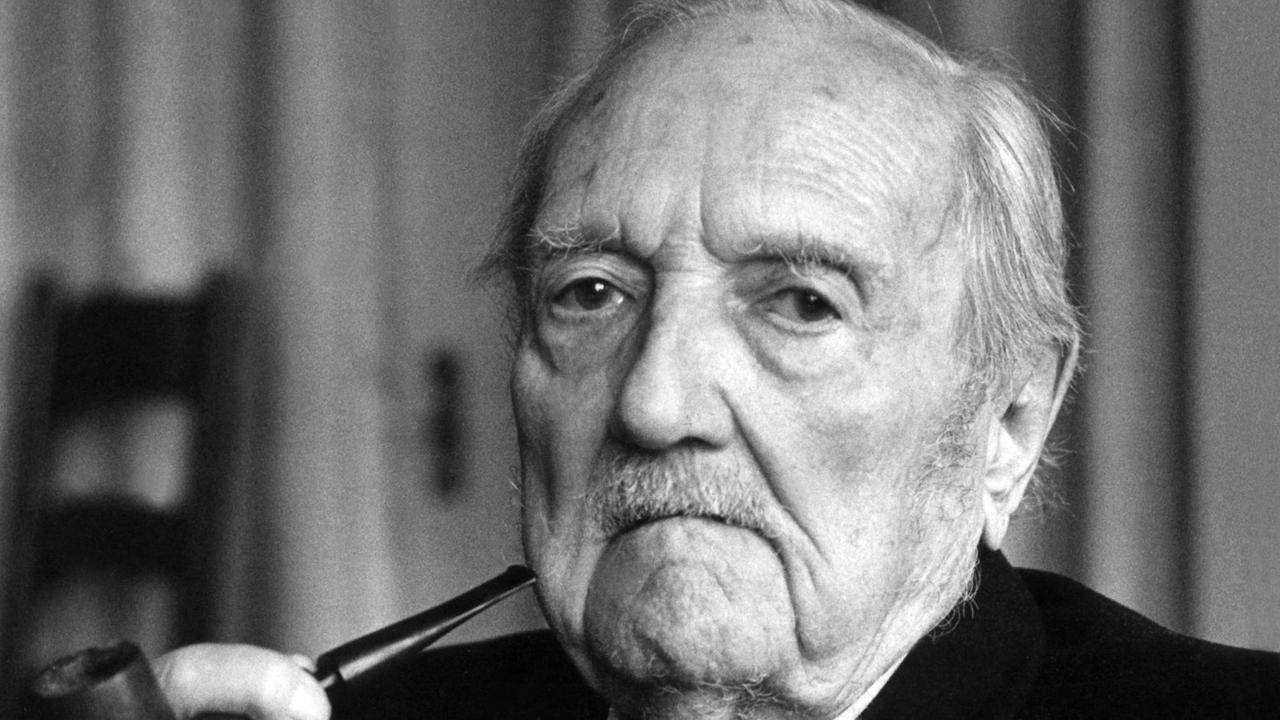Der evangelische Theologe Rudolf Bultmann, dessen Entmythologisierung des Neuen Testaments für rege Diskussionen sorgte, aufgenommen am 19. August 1974 in Marburg. (Bild: dpa) Der evangelische Theologe Rudolf Bultmann, dessen Entmythologisierung des Neuen Testaments für rege Diskussionen sorgte, aufgenommen am 19. August 1974 in Marburg. (Bild: dpa)