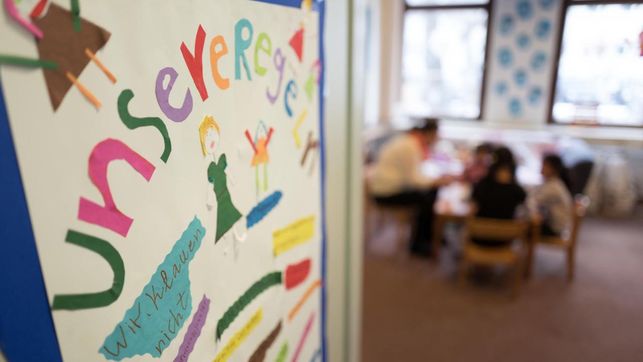 Von Kindern geschriebene Verhaltensregeln in einem Flüchtlingsheim in Berlin. Von Kindern geschriebene Verhaltensregeln in einem Flüchtlingsheim in Berlin.