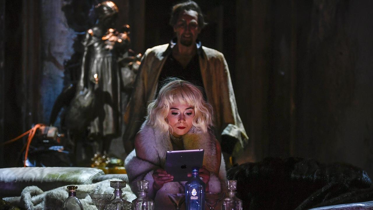 Szene aus der Händel-Oper "Rodrigo" mit Anna Dennis (vorne) als Florinda und Erica Eloff als Rodrigo Szene aus der Händel-Oper "Rodrigo" mit Anna Dennis (vorne) als Florinda und Erica Eloff als Rodrigo
