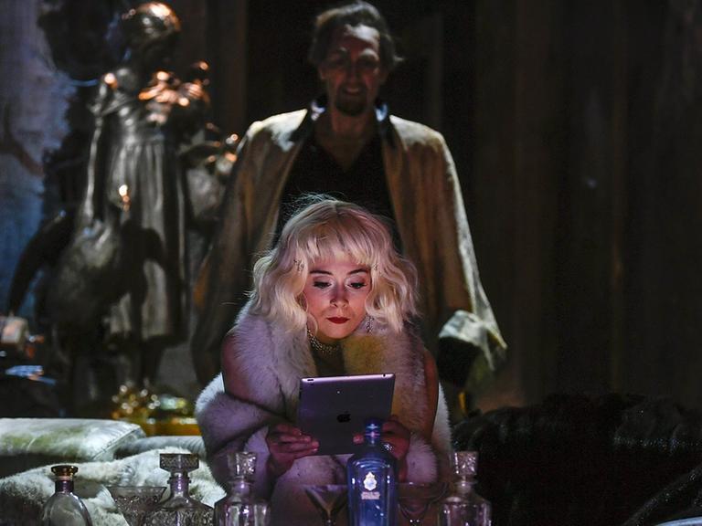 Szene aus der Händel-Oper "Rodrigo" mit Anna Dennis (vorne) als Florinda und Erica Eloff als Rodrigo