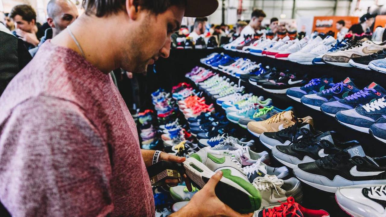 Ein Mann schaut sich Turnschuhe an Ein Mann schaut sich Turnschuhe an