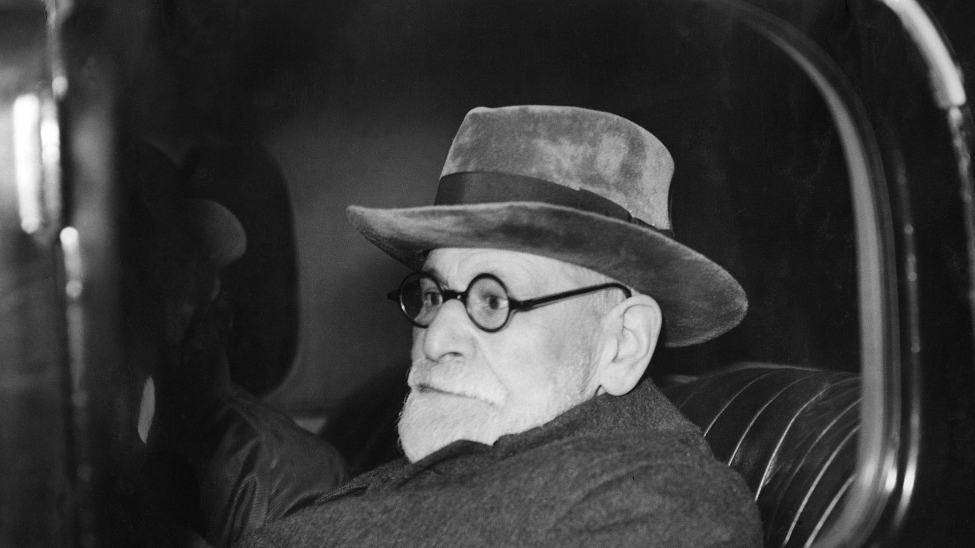 Der österreichische Psychoanalytiker Sigmund Freud kurz nach seiner Ankunft in London am 6. Juni 1938. Der österreichische Psychoanalytiker Sigmund Freud kurz nach seiner Ankunft in London am 6. Juni 1938.