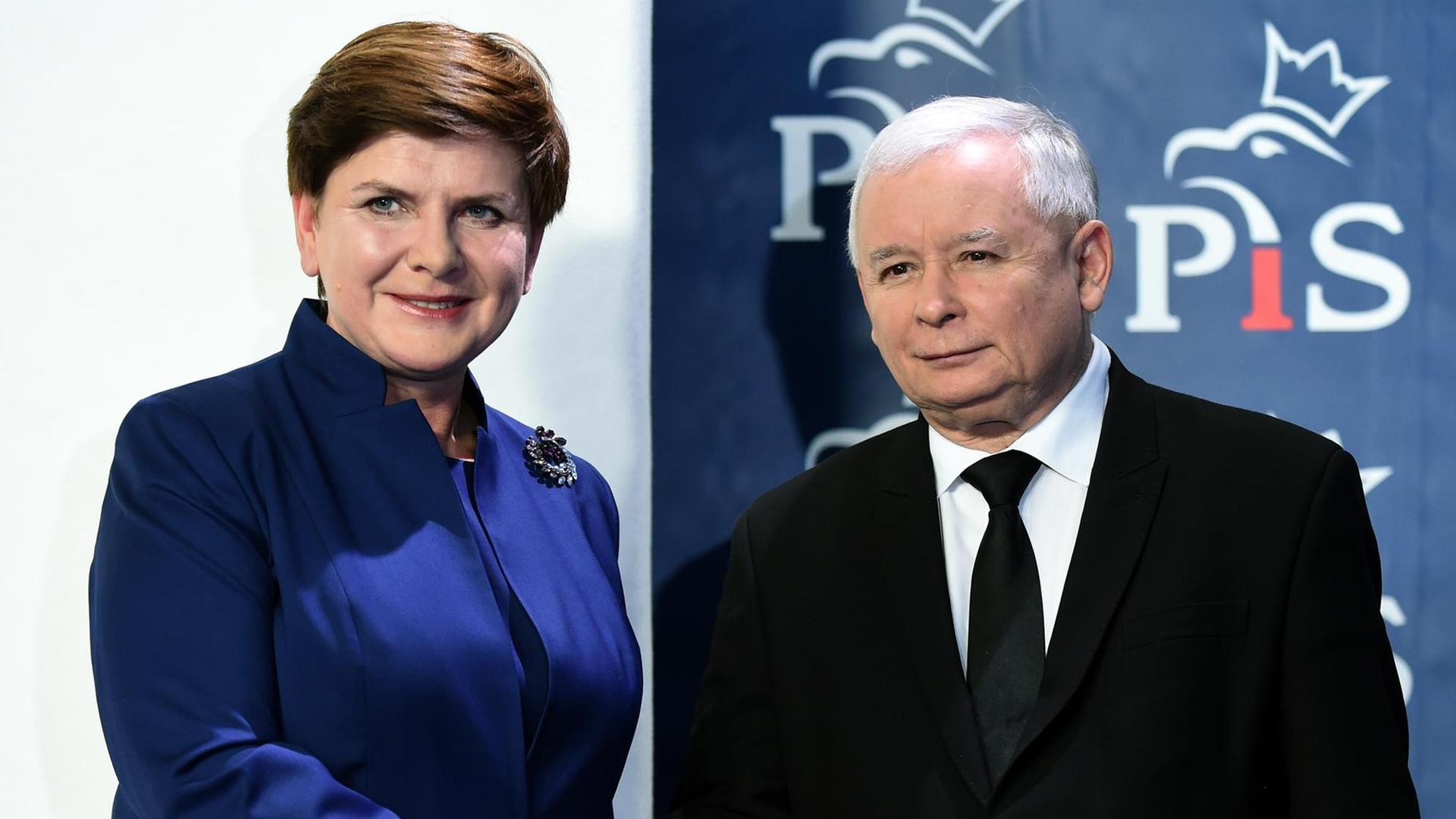 Der polnische PiS-Chef Jaroslaw Kaczynski vor dem Logo der Partei. Der polnische PiS-Chef Jaroslaw Kaczynski vor dem Logo der Partei.