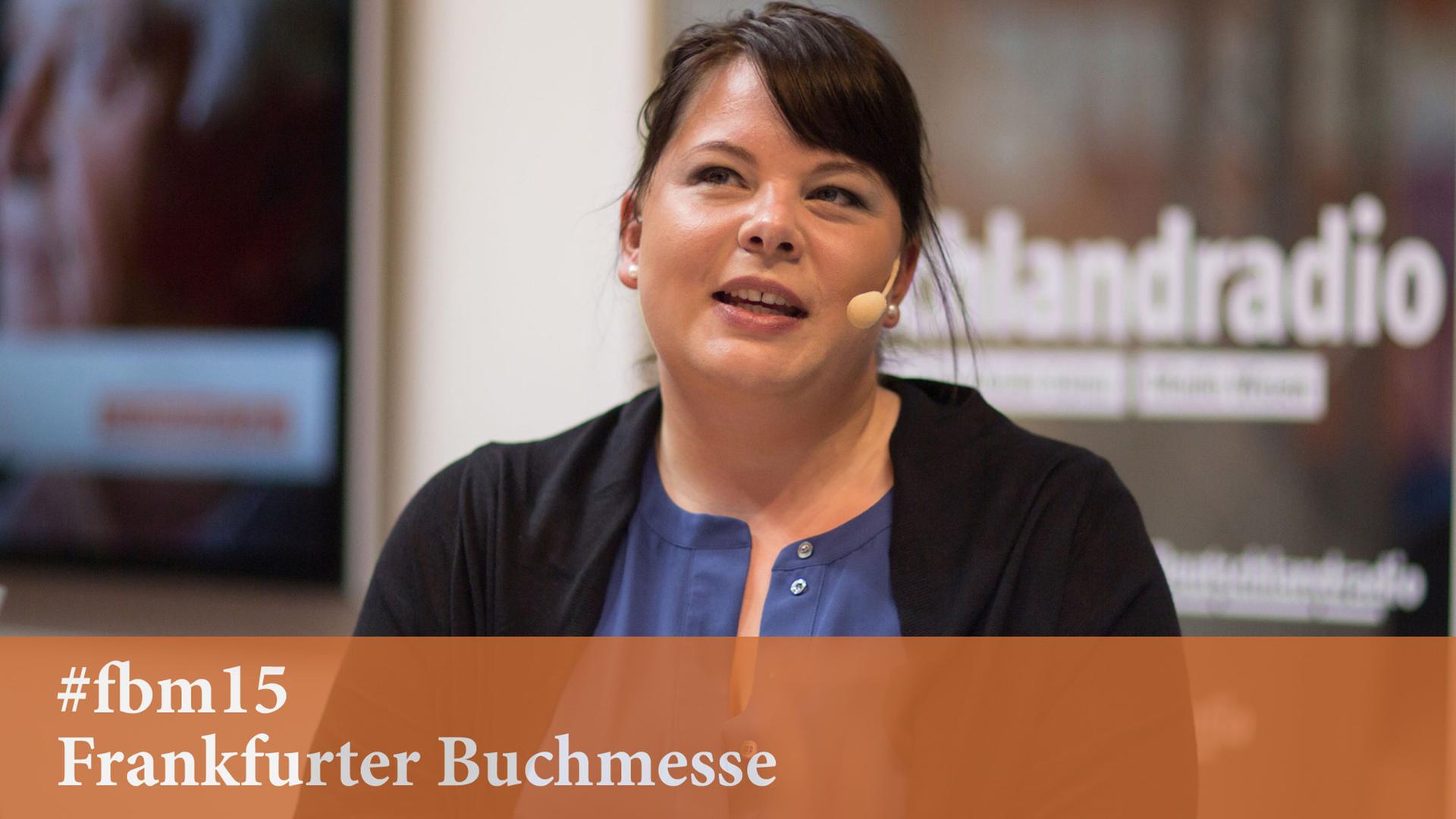 Die unter dem Pseudonym Poppy J. Anderson schreibende Autorin bei uns auf der Frankfurter Buchmesse. Die unter dem Pseudonym Poppy J. Anderson schreibende Autorin bei uns auf der Frankfurter Buchmesse.