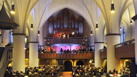 Die St. Cyprian- und Corneliuskirche in Ganderkesee (Kreis Oldenburg) ist am Abend des Dienstag (30.08.2011) während des Arp-Schnitger-Festival II: "Buxtehude & Bach & Schnitger" bis auf den letzten Sitzplatz gefüllt. Im Hintergrund ist die Orgel von Arp Schnitger zu sehen. Das Konzert mit dem Bach Collegium aus Japan fand im Rahmen des Musikfestes Bremen 2011 statt.
