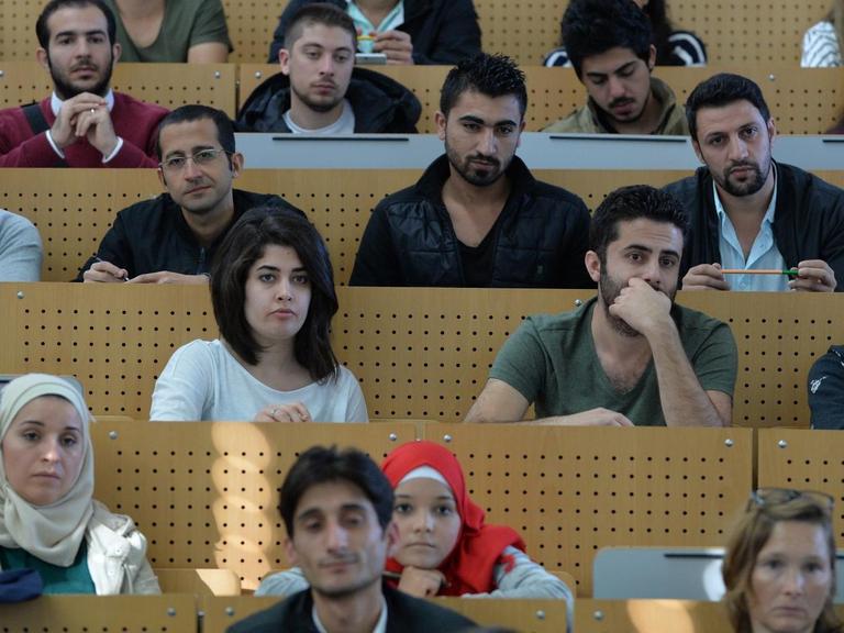 Studenten in einem Hörsaal - darunter einige mit Migrationshintergrund. 