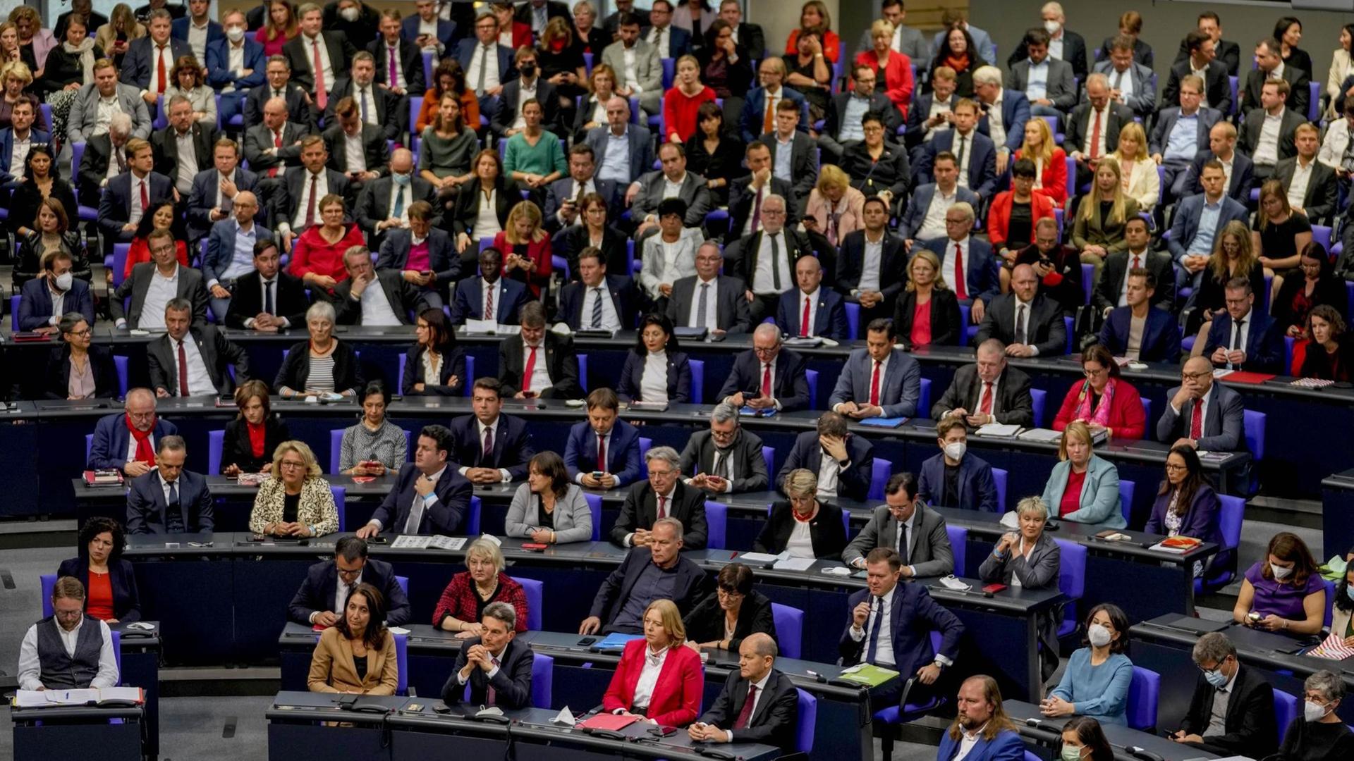 Politikerinnen und Politiker sind zur 1. Sitzung von dem neuen Bundestag zusammen gekommen. 
