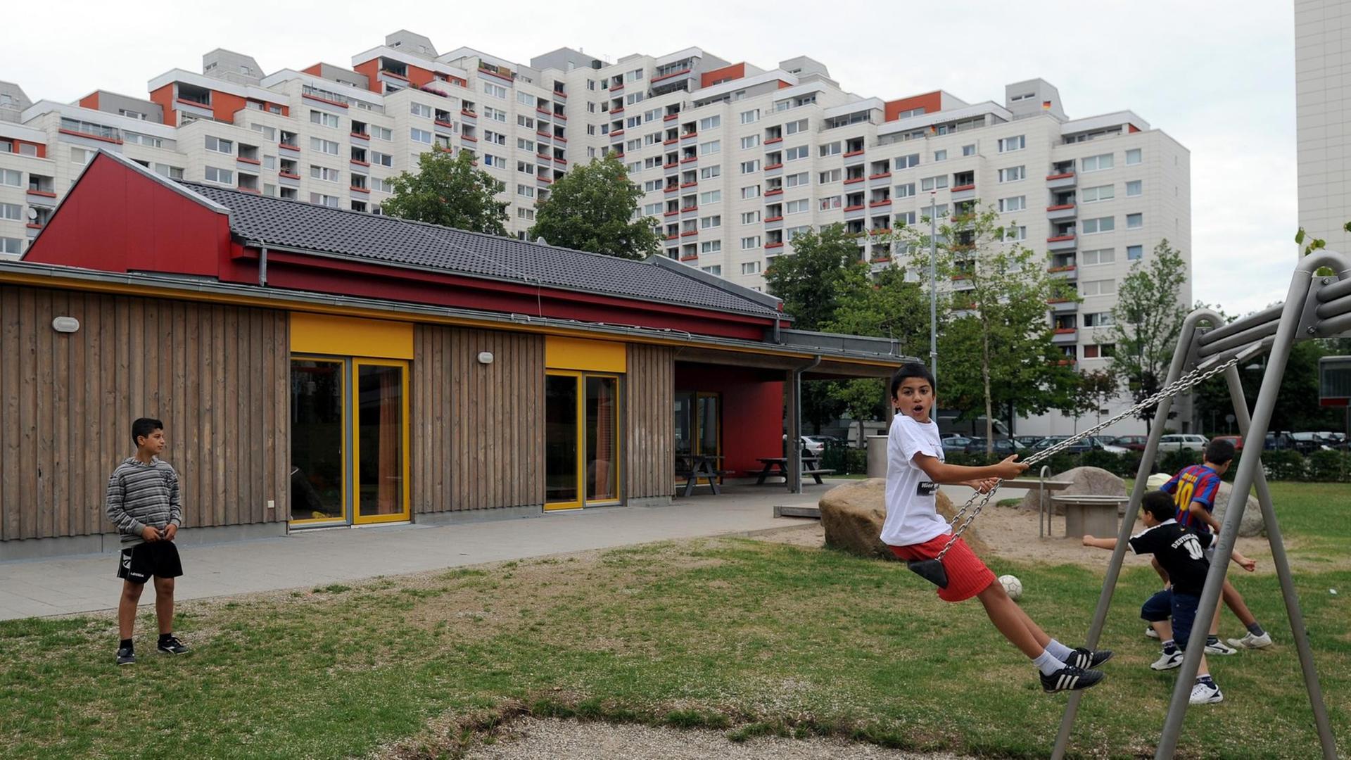 Kinder verschiedener Nationalitäten nutzen am 29.07.2010 den Spielplatz am Kinder- und Familienzentrum zwischen den Hochhäusern des Stadtteils Tenever am östlichen Stadtrand von Bremen. Mehr als 6000 Bewohner leben heute dicht an dicht in der Trabantenstadt, 80 Prozent davon sind Einwanderer. Kinder verschiedener Nationalitäten nutzen am 29.07.2010 den Spielplatz am Kinder- und Familienzentrum zwischen den Hochhäusern des Stadtteils Tenever am östlichen Stadtrand von Bremen. Mehr als 6000 Bewohner leben heute dicht an dicht in der Trabantenstadt, 80 Prozent davon sind Einwanderer.