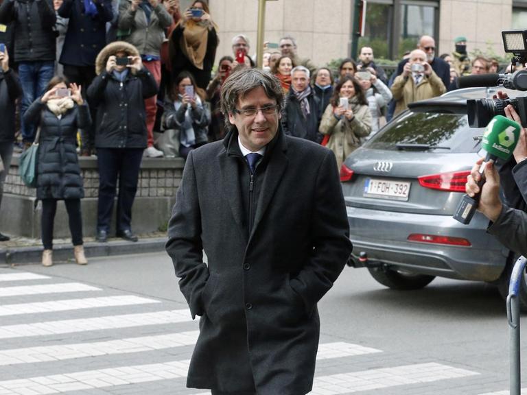 Der ehemalige Regierungschef Katalonien, Carles Puigdemont, auf dem Weg zu seiner Pressekonferenz in Brüssel (31.10.2017).