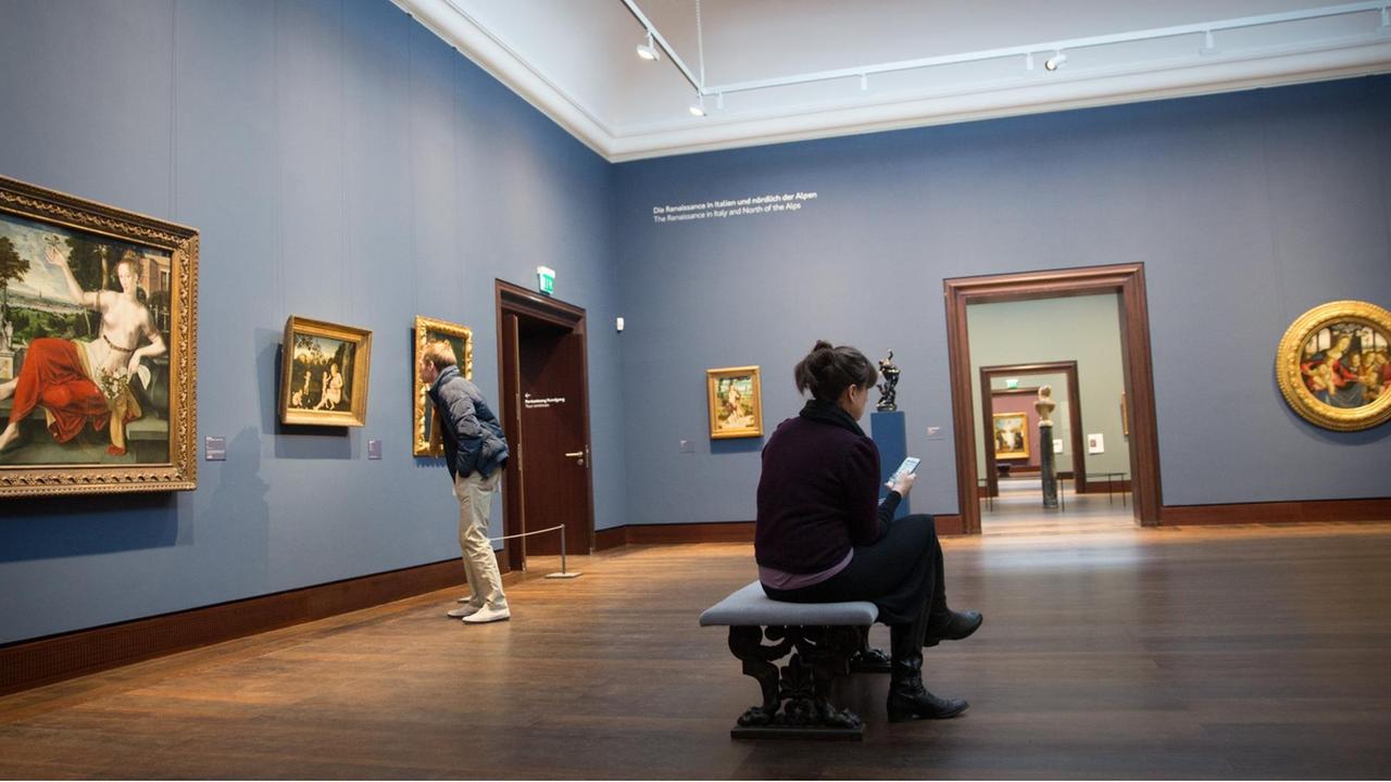 Besucher betrachten Kunstwerke in einem Ausstellungsraum in der Kunsthalle Hamburg Besucher betrachten Kunstwerke in einem Ausstellungsraum in der Kunsthalle Hamburg