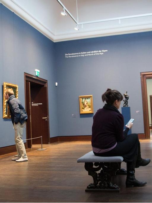 Besucher betrachten Kunstwerke in einem Ausstellungsraum in der Kunsthalle Hamburg