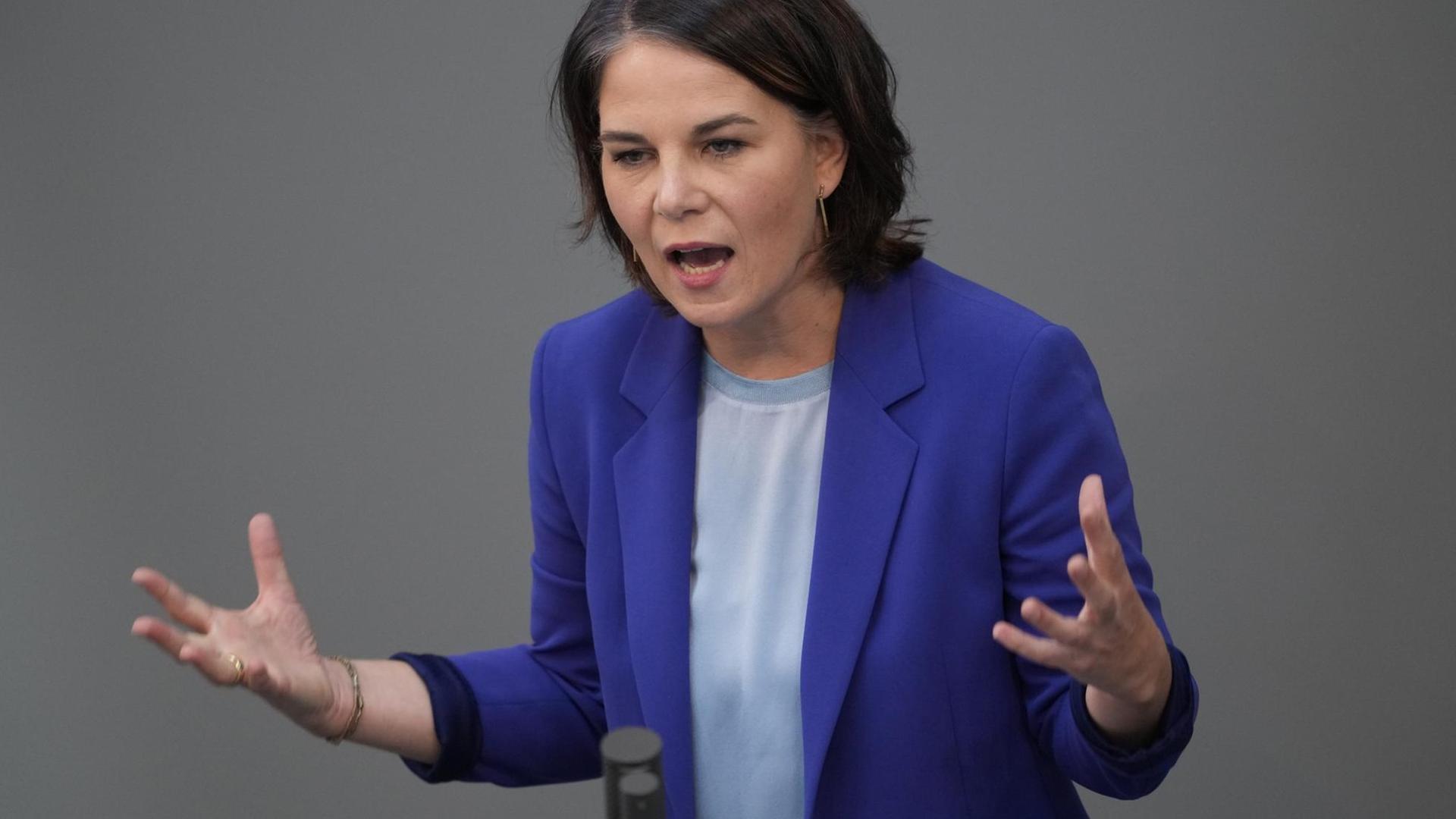 Annalena Baerbock, Kanzlerkandidatin und Parteivorsitzende von Bündnis 90/Die Grünen spricht in blauem Blazer im Plenum im Deutschen Bundestag. Sie gestikuliert eindringlich. Annalena Baerbock, Kanzlerkandidatin und Parteivorsitzende von Bündnis 90/Die Grünen spricht in blauem Blazer im Plenum im Deutschen Bundestag. Sie gestikuliert eindringlich.