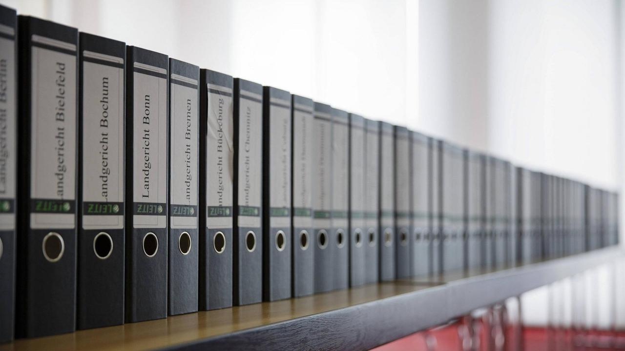 Sammlung von Aktenordnern mit Anklageschriften verschiedener Landgerichte Deutschlands zum Dieselskandal