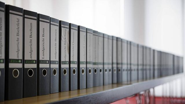 Sammlung von Aktenordnern mit Anklageschriften verschiedener Landgerichte Deutschlands zum Dieselskandal