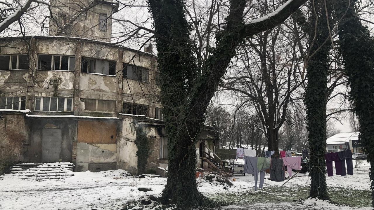 Das Gelände der Alten Messe in Belgrad, auf dem sich das deutsche KZ "Judenlager Semlin" befand. Viele Gebäude sind heute in Privatbesitz und / oder zerfallen. Das Gelände der Alten Messe in Belgrad, auf dem sich das deutsche KZ "Judenlager Semlin" befand. Viele Gebäude sind heute in Privatbesitz und / oder zerfallen.