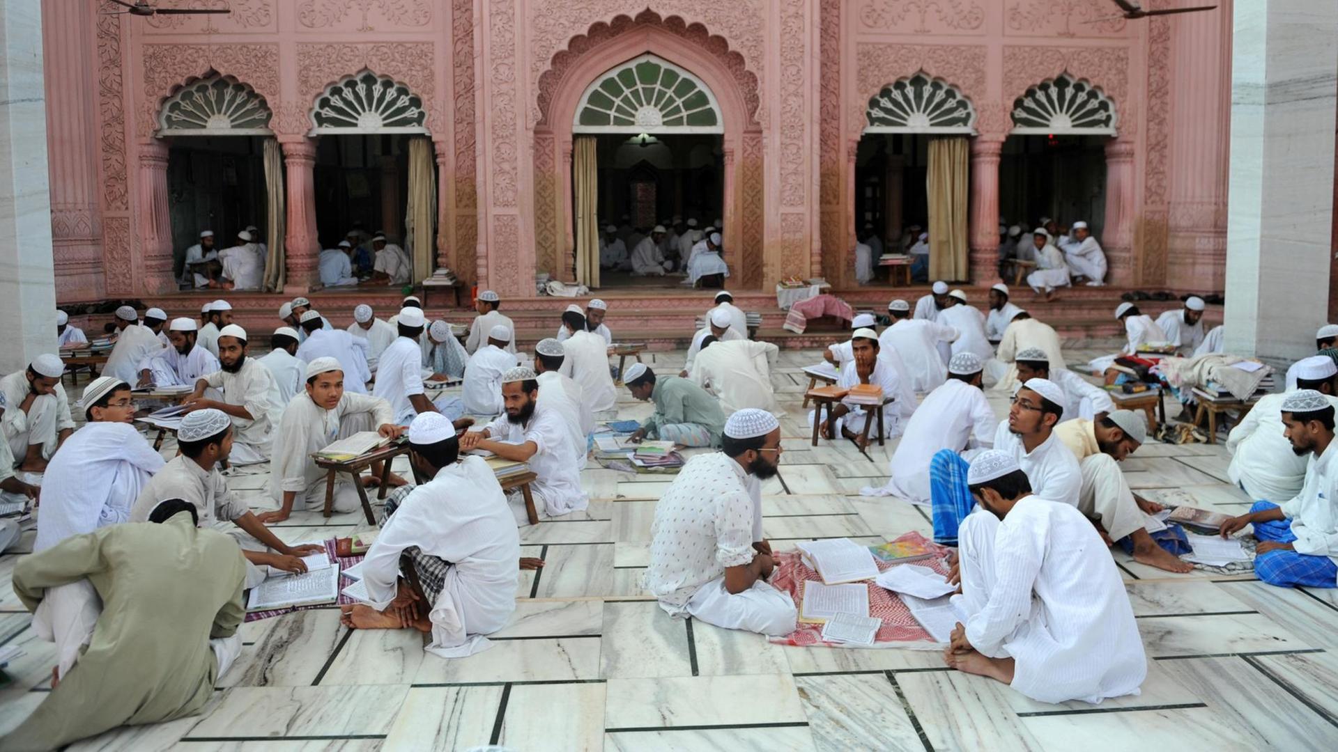 Die Koranschule Uloom Deoband im indischen Deoband. Die Koranschule Uloom Deoband im indischen Deoband.