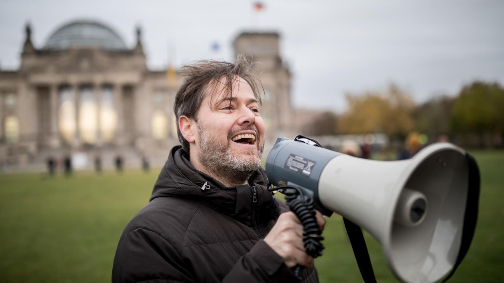Der Schweizer Theatermacher Milo Rau gibt am 07.11.2017 in Berlin Anweisungen zum "Sturm auf den Reichstag" als Aktion zum Ende des sogenannten Weltparlaments. Drei Tage lang hatten internationale Wissenschaftler, Aktivisten, Kulturschaffende aus aller Welt in der Berliner Schaubühne über die Zukunft der Welt debattiert. Der Schweizer Theatermacher Milo Rau gibt am 07.11.2017 in Berlin Anweisungen zum "Sturm auf den Reichstag" als Aktion zum Ende des sogenannten Weltparlaments. Drei Tage lang hatten internationale Wissenschaftler, Aktivisten, Kulturschaffende aus aller Welt in der Berliner Schaubühne über die Zukunft der Welt debattiert.