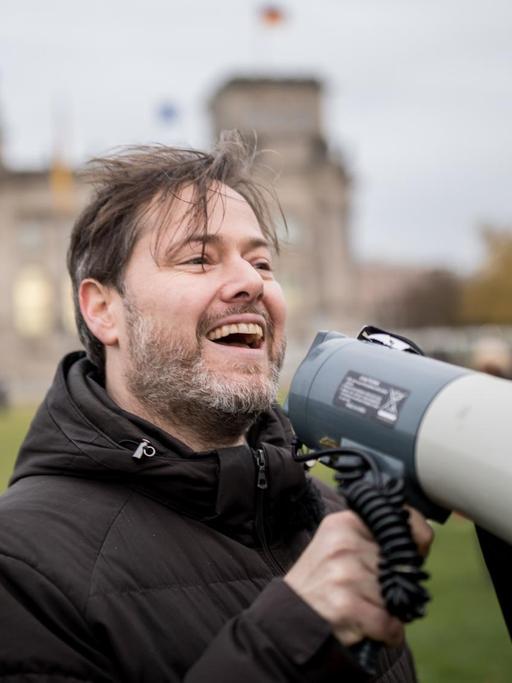 Der Schweizer Theatermacher Milo Rau gibt am 07.11.2017 in Berlin Anweisungen zum "Sturm auf den Reichstag" als Aktion zum Ende des sogenannten Weltparlaments. Drei Tage lang hatten internationale Wissenschaftler, Aktivisten, Kulturschaffende aus aller Welt in der Berliner Schaubühne über die Zukunft der Welt debattiert.