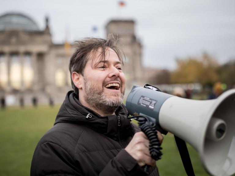 Der Schweizer Theatermacher Milo Rau gibt am 07.11.2017 in Berlin Anweisungen zum "Sturm auf den Reichstag" als Aktion zum Ende des sogenannten Weltparlaments. Drei Tage lang hatten internationale Wissenschaftler, Aktivisten, Kulturschaffende aus aller Welt in der Berliner Schaubühne über die Zukunft der Welt debattiert.