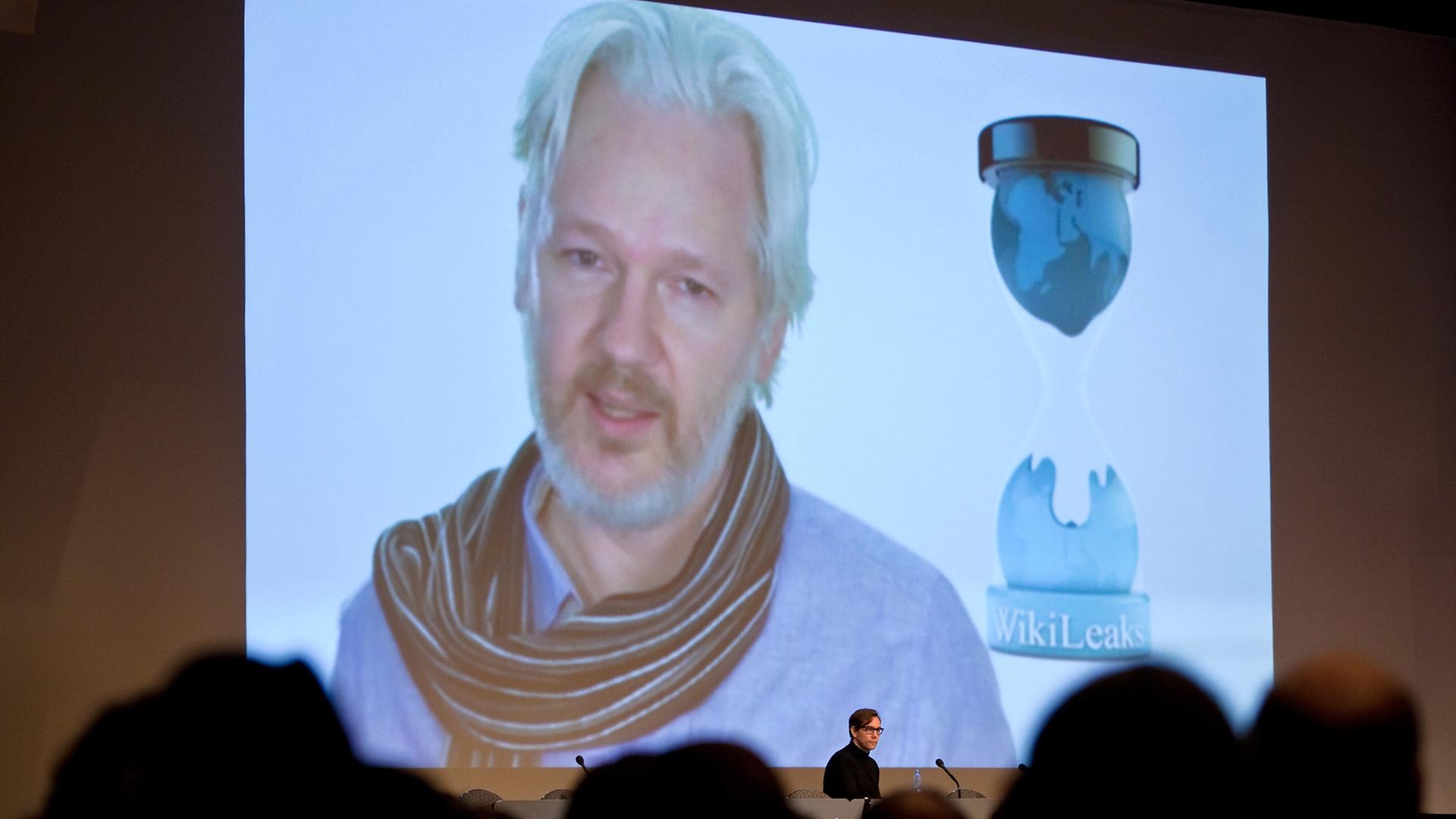 Wiki-Leaks-Gründer Julian Assange bei einer Video-Botschaft Wiki-Leaks-Gründer Julian Assange bei einer Video-Botschaft