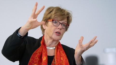 Cornelia Füllkrug-Weitzel, Präsidentin des Hilfswerks «Brot für die Welt», gestikuliert mit den Händen während eines Interviews.