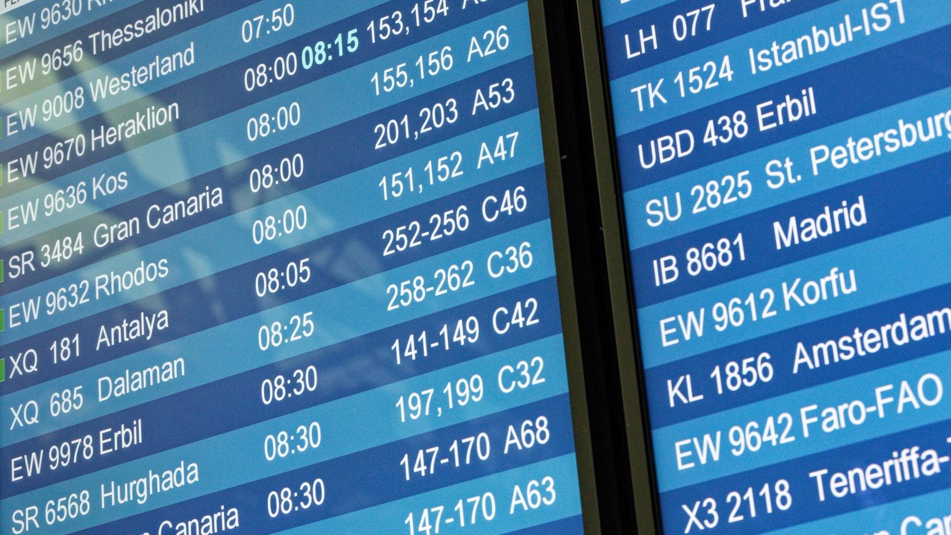 Flüge in warme Urlaubsgebiete und verschieden europäische Städte sind auf der Anzeigetafel im Abflugterminal im Flughafen Düsseldorf zu sehen. Flüge in warme Urlaubsgebiete und verschieden europäische Städte sind auf der Anzeigetafel im Abflugterminal im Flughafen Düsseldorf zu sehen.